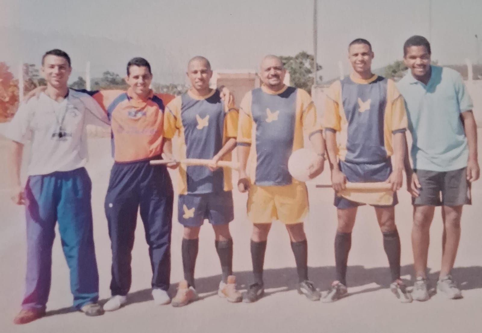 Integrantes com os primeiros uniformes azul-escuro e amarelo